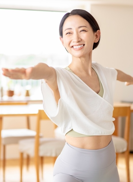 An,Asian,Middle-aged,Woman,Is,Doing,Yoga,In,Her,Living